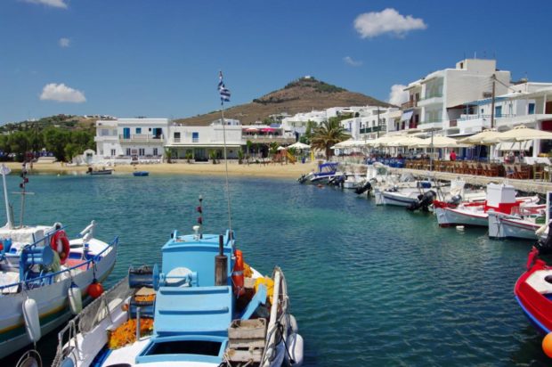 Τέσσερις παραλίες της Πάρου έχασαν τη γαλάζια σημαία