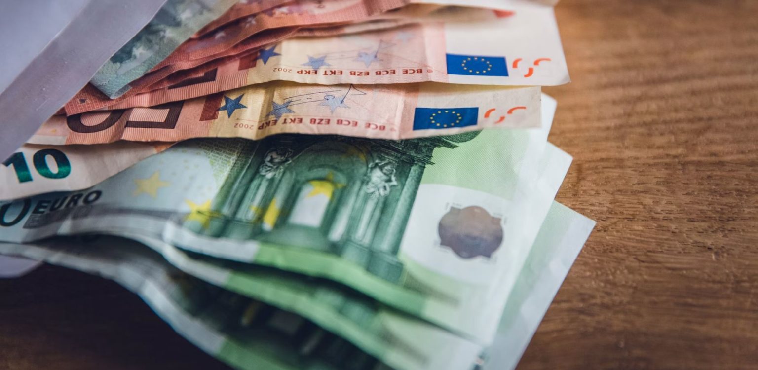 Συνταξιούχοι: Πότε καταβάλλεται το επίδομα των 400 ευρώ – Ποιοι το δικαιούνται και ποιοι μένουν εκτός