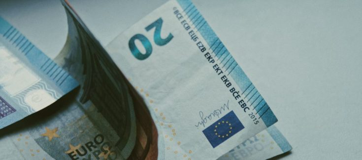 Ετήσιο επίδομα 400 ευρώ στους συνταξιούχους: Τι αναφέρει το νέο νομοσχέδιο για τους δικαιούχους και την πληρωμή