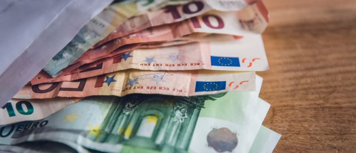 Δημόσιο: Εκτοξεύθηκαν τα «φέσια» προς τους ιδιώτες τον Αύγουστο – Τι δείχνουν τα στοιχεία για τις εκκρεμείς επιστροφές φόρων